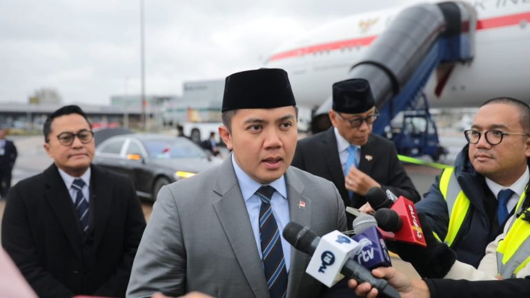 Foto : mayor tedi di hadapan beberpa wartawan