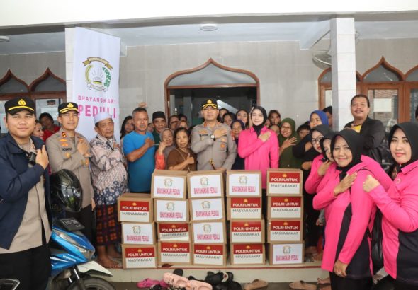 Foto :Kapolres Metro Tangerang Kota Kunjungi Sejumlah Posko Pengungsian dan memberi santunan.