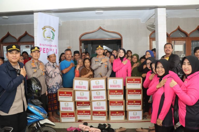 Foto :Kapolres Metro Tangerang Kota Kunjungi Sejumlah Posko Pengungsian dan memberi santunan.