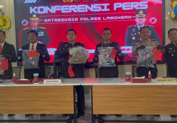 Foto : Konfrensi pers Polres Lamongan Ungkap Motif Warisan dalam Pembunuhan Berencana