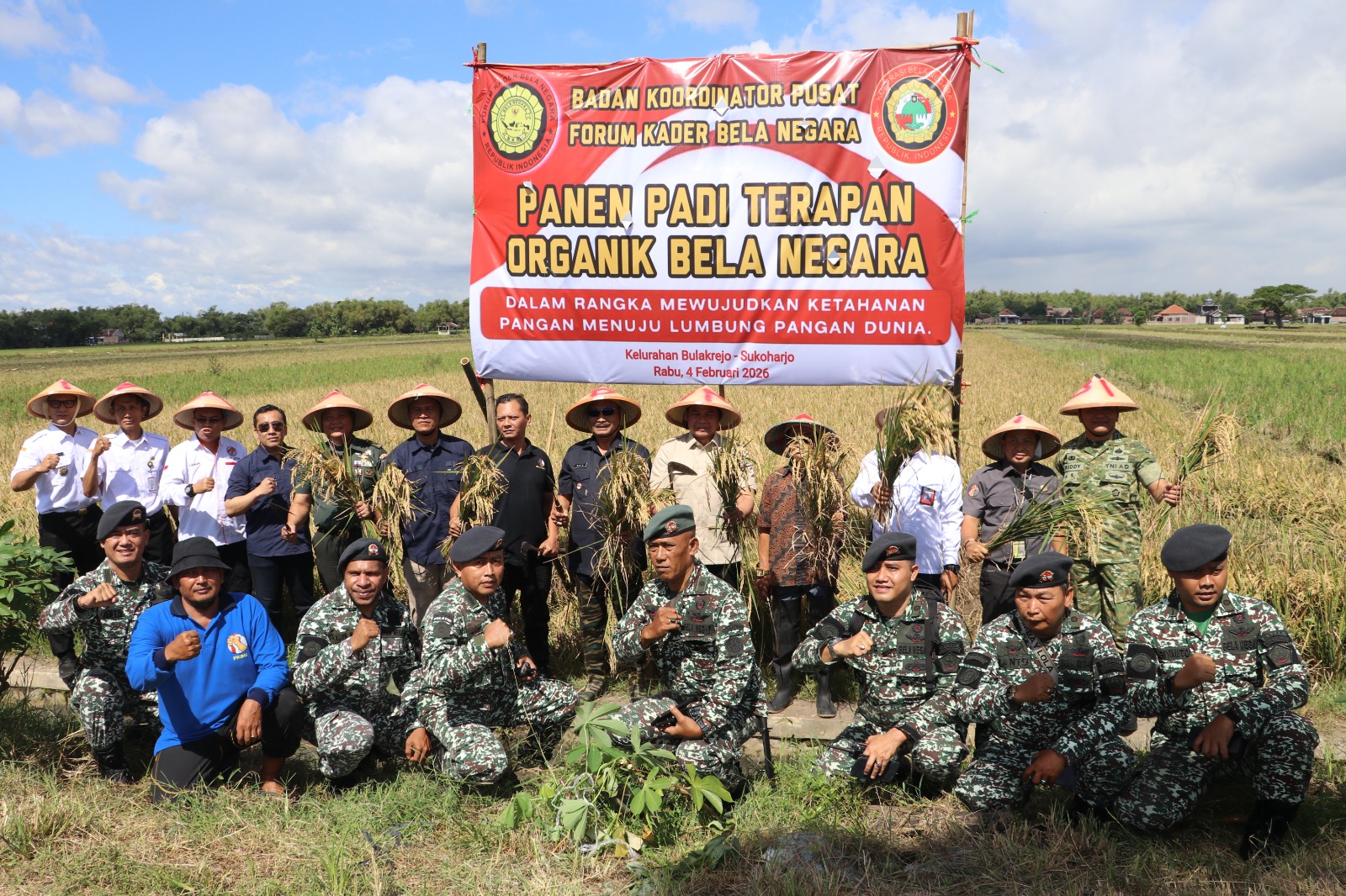 Dokumentasi Kader bela negara di area sawah padi terapan organik