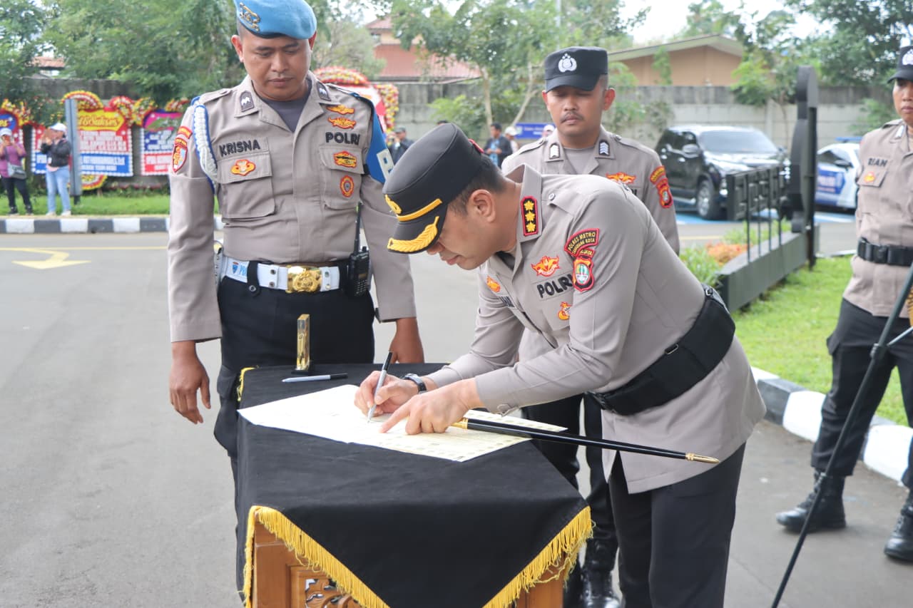 Foto : Dokumentasi Kapolres Metro Tangerang Kota Pimpin Sertijab 7 Pejabat Utama dan Kapolsek Jajaran