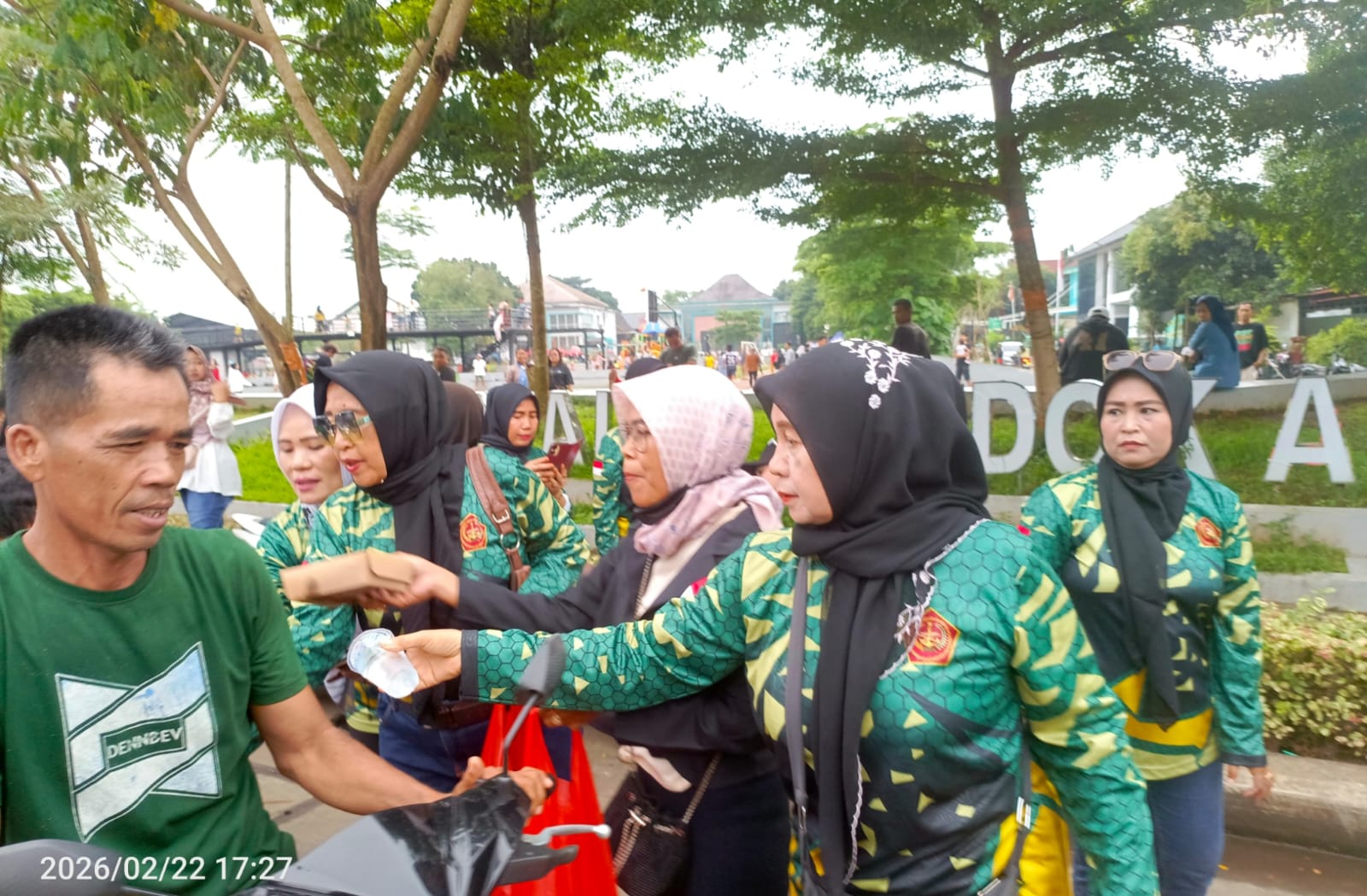 Foto : Dokumentasi Srikandi Kogaphan FKBN Bagikan 100 Nasi Kotak Takjil di Taman Elektrik Kota Tangerang