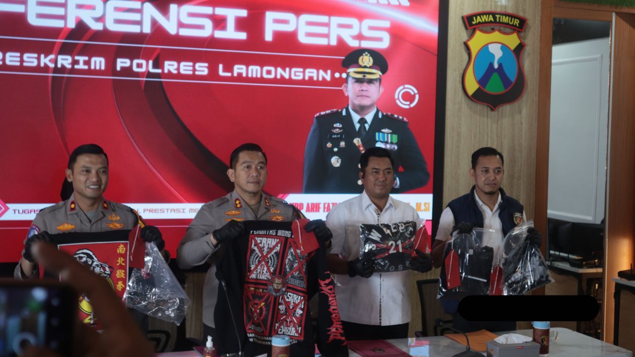 Foto : Konfrensi Pers Polres Lamongan Bongkar Pengeroyokan Brutal di Bulu: 13 Pemuda Diamankan, 9 Tersangka, 2 Diantaranya Masih Anak-Anak - 1